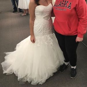 Never worn Oleg Cassini wedding dress Size 8